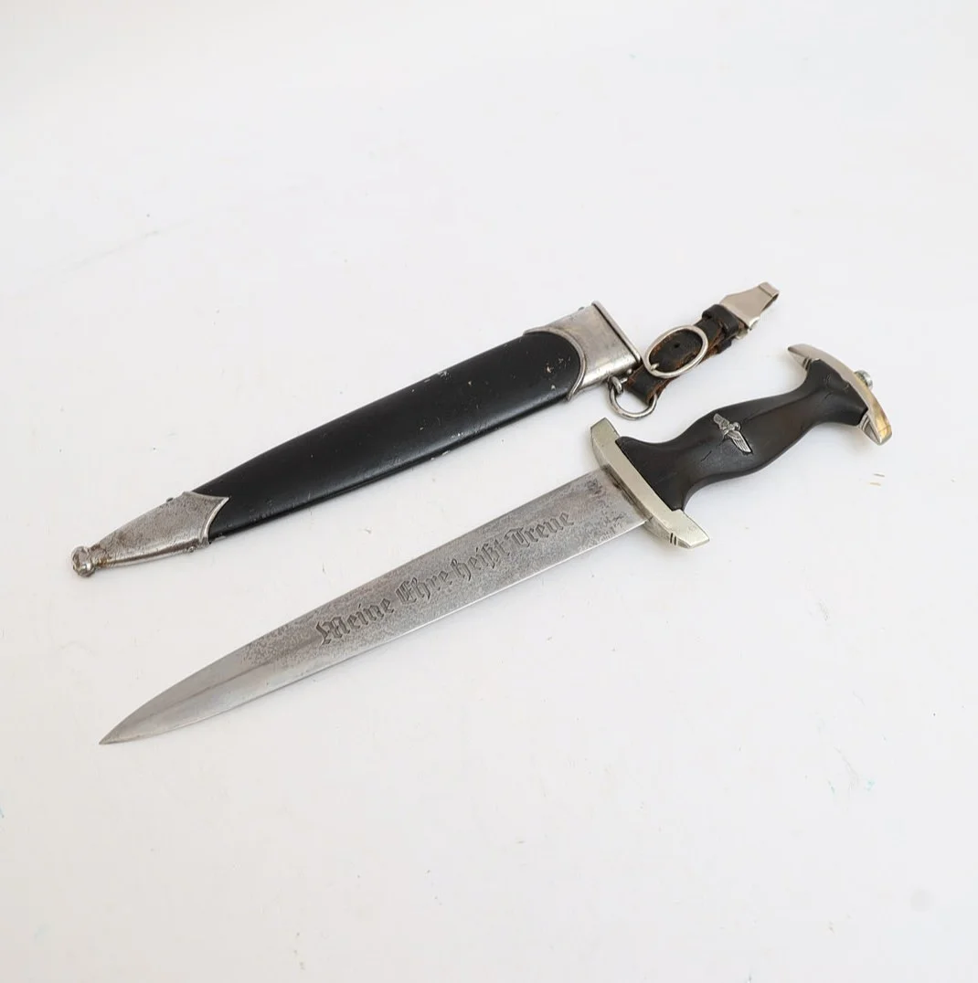 SS DOLK, andra världskriget, blad märkt "Meine Ehre Heist Treue" svartbetsat handtag, stämplad Robert klaas, Solingen. — Edged weapons — Falun Auktionsbyrå