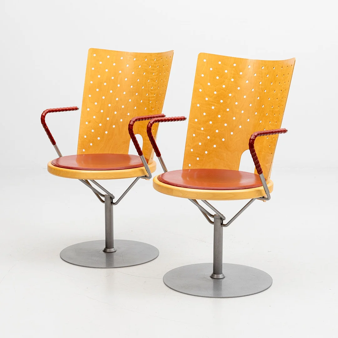 BÖRGE LINDAU. Karmstolar, ett par, "Hövding", ur serien "Oblado", snurrmodell, björk samt skinnklädd sits, Blå Station, Åhus. — Armchairs & Chairs — Auktionshuset Kolonn