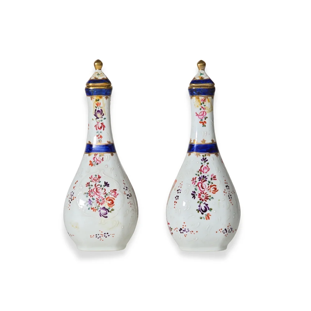 Dos jarrones en porcelana esmaltada. Viejo París. — Ceramics & Porcelain — Barcelona Auctions