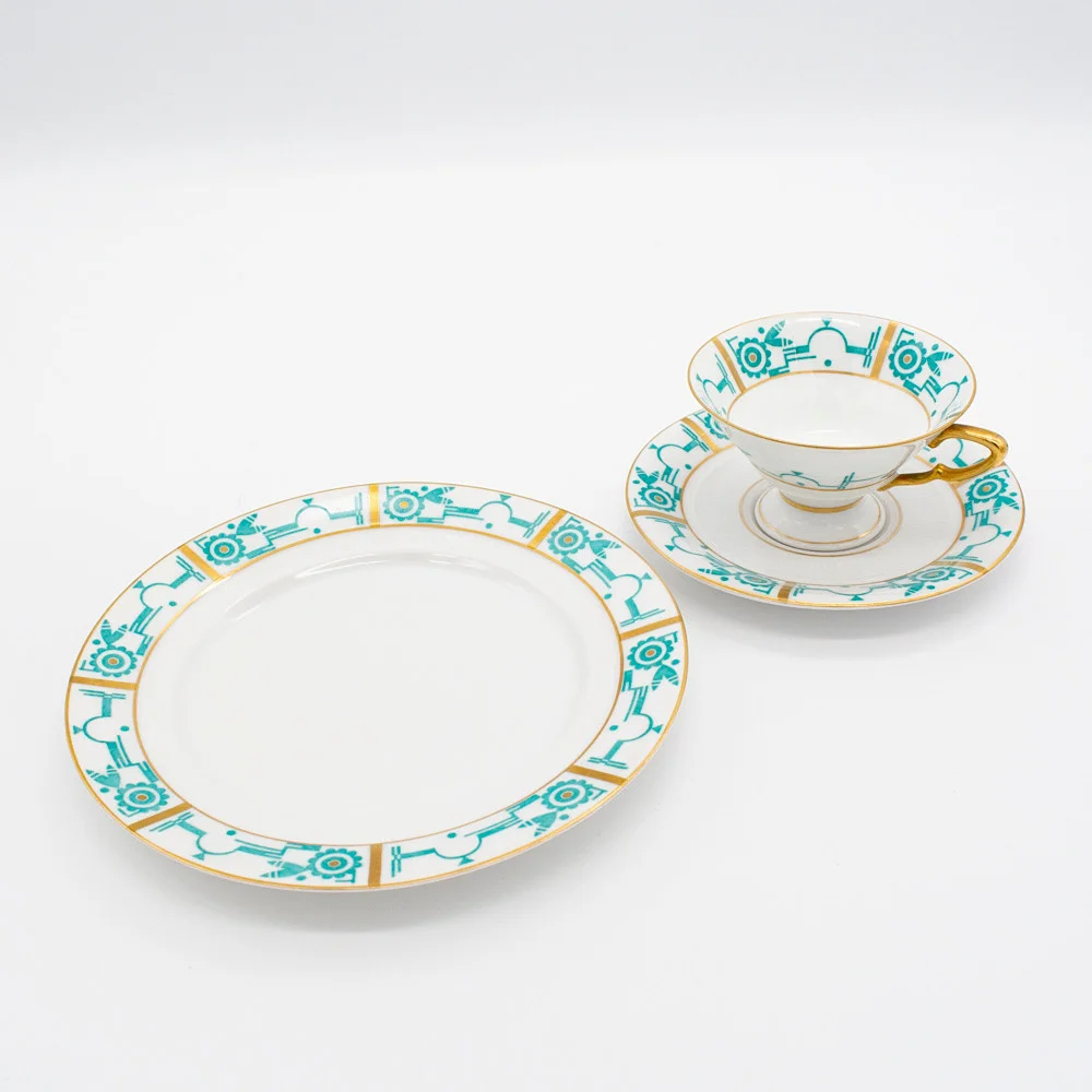 EIN TELLER UND EINE TASSE MIT UNTERTASSE AUS PORZELLAN VON ZEH SCHERZER BAVARIA, MOTIV: TÜRKISE MUSTER UND GOLDRÄNDER, ART DECO, HANDBEMALT. — European — Kunst- und Auktionshaus Kleinhenz
