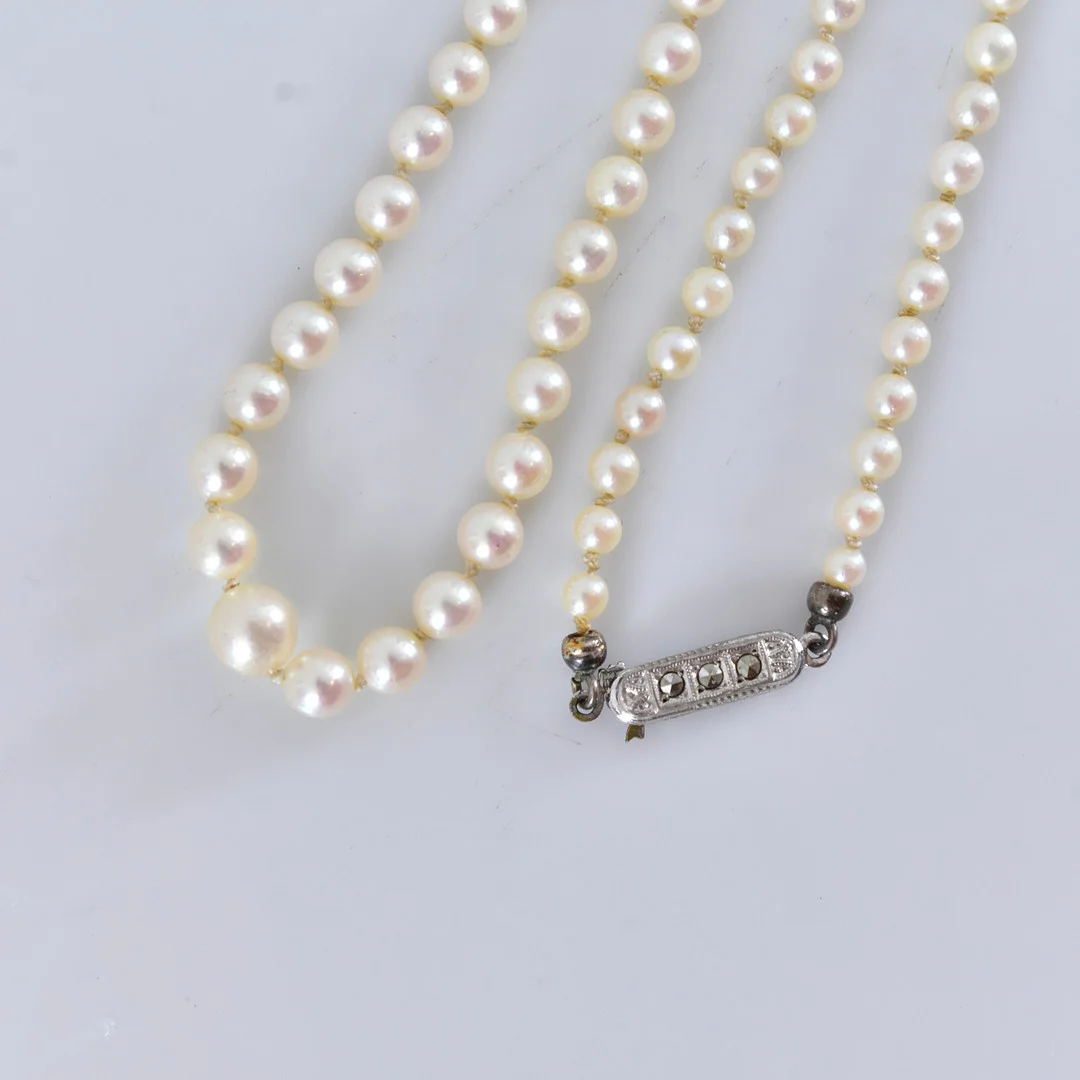 PÄRLCOLLIER, doserat med silverlås. — Necklace — Halmstads Auktionskammare