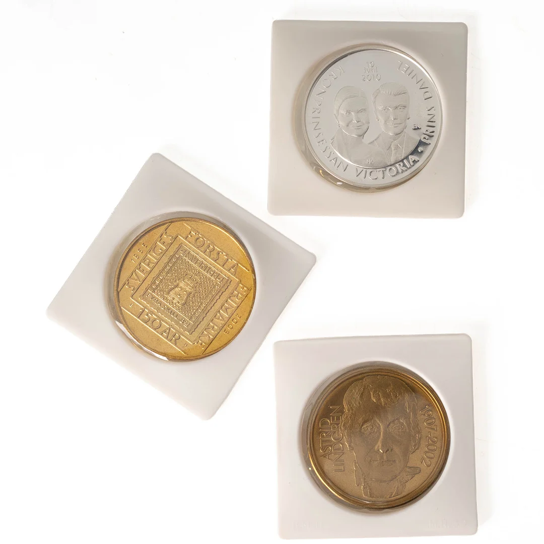 JUBILEUMSMYNT, Sverige, 3 st. — Coins & Banknotes — Norrlands Auktionsverk