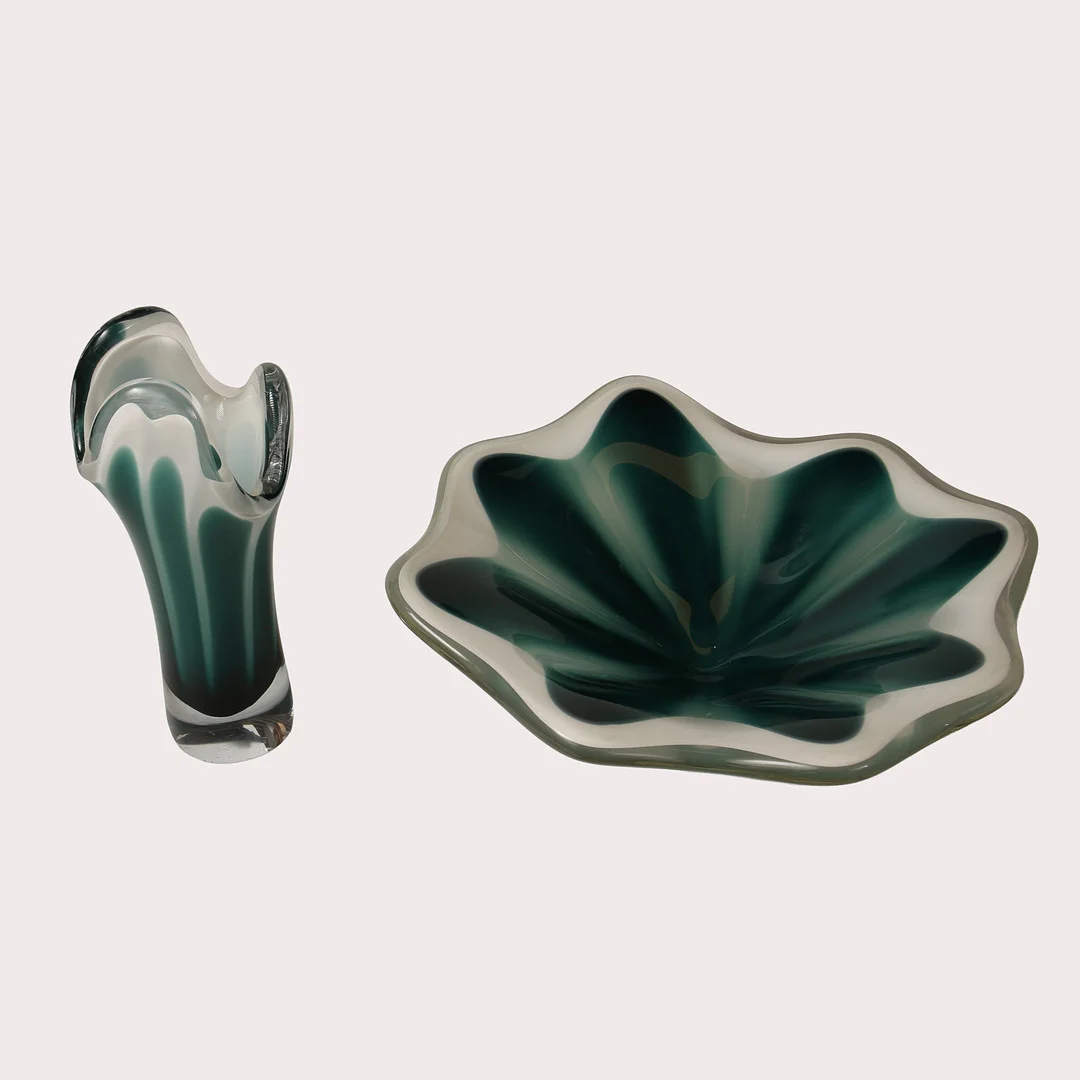 PAUL KEDELV. Skål samt vas, "Coquille" underfång i grönt och vitt, signerade, Flygsfors, 2 delar, 1950- tal. — Art glass — Limhamns Auktionsbyrå