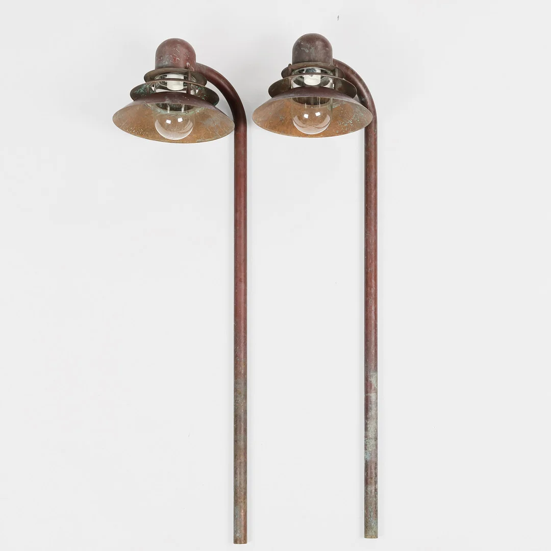 DANSK DESIGN. Et par udendørs havelamper/bedlamper af patineret kobber, indvendig skærm af klart glas, Danmark (3). — Other lighting — Palsgaard Kunstauktioner