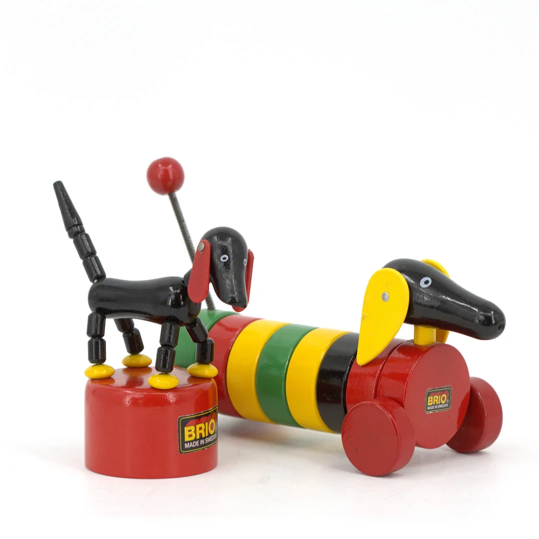 LEKSAKER, 2 delar, tax, bemålat trä, etikettmärkt BRIO. — Other toys — Höganäs Auktionsverk