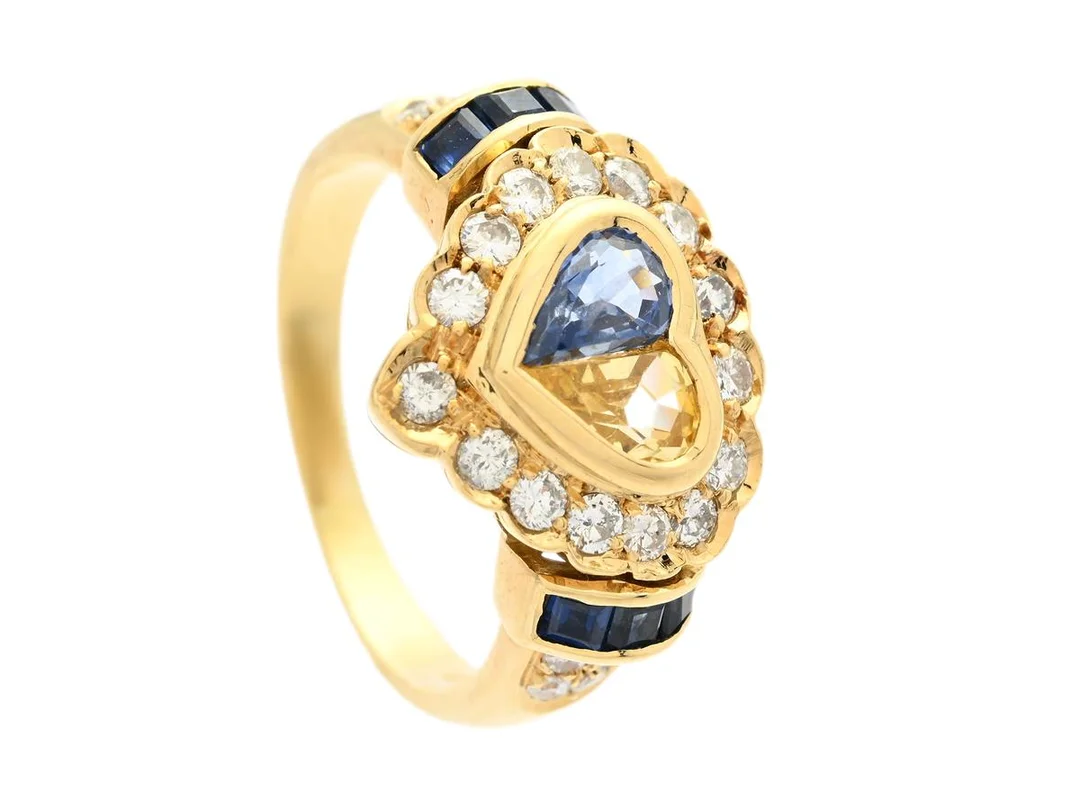 RING, 18K guld, briljantslipade diamanter ca 0,38 ctv, ca TW-W/SI-P, blå safirer och en gul safir, stl 15,75 mm, vikt 6,1 g — Smycken/Ring — Kaplans