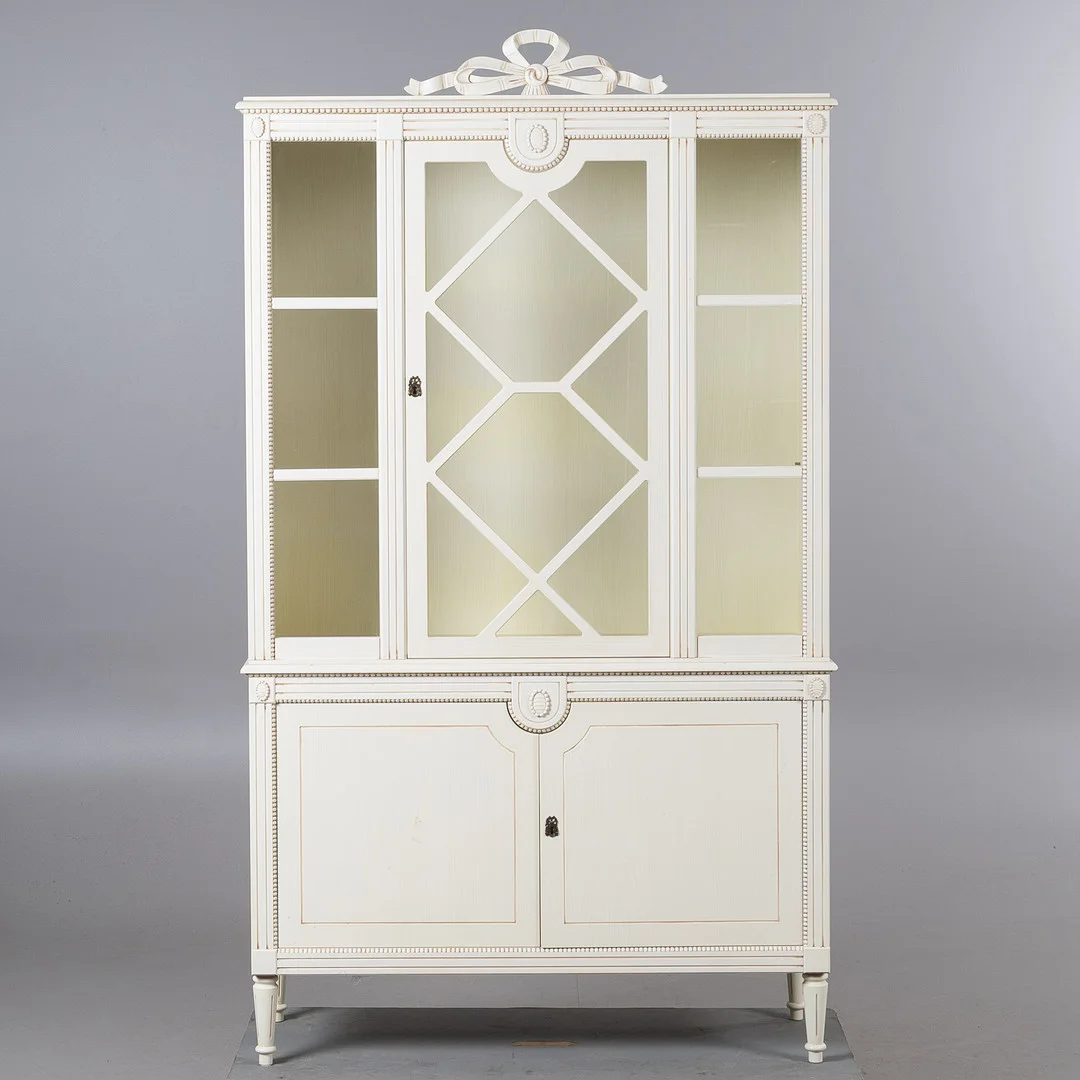 VITRINSKÅP, 2-delat, gustaviansk stil, 1900-talets senare del. — Cupboards, Cabinets & Shelves — Stockholms Auktionsverk Helsingborg
