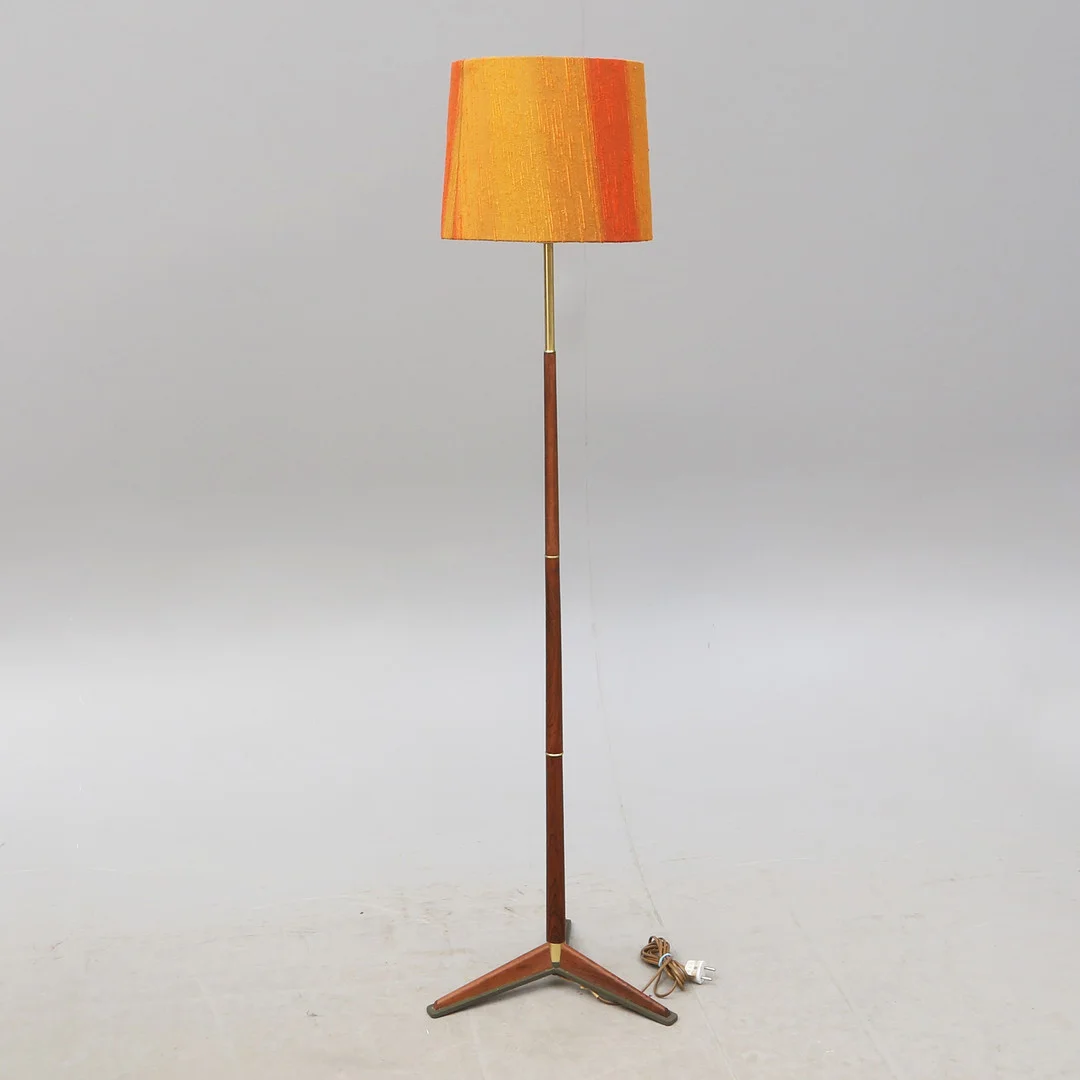 GOLVLAMPA, MAE 86, stomme teak/mässingsdetaljer, Möller Armatur, Eskilstuna, 1900-talets mitt. — Floor lights — Kalmar Auktionsverk