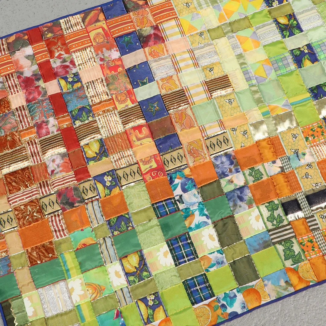 GULLVI WICKSTRÖM. Bonad/Textilkonst, "Vi som går över och under", signerad, Karlshamn, 2016. — Textiles — Ekenbergs Auktioner