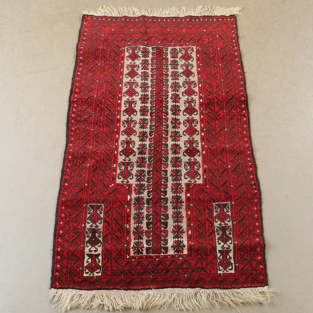 MATTA, orientalisk, 161 x 95 cm. — Oriental Carpets & Textiles — Helsingborgs Auktionskammare