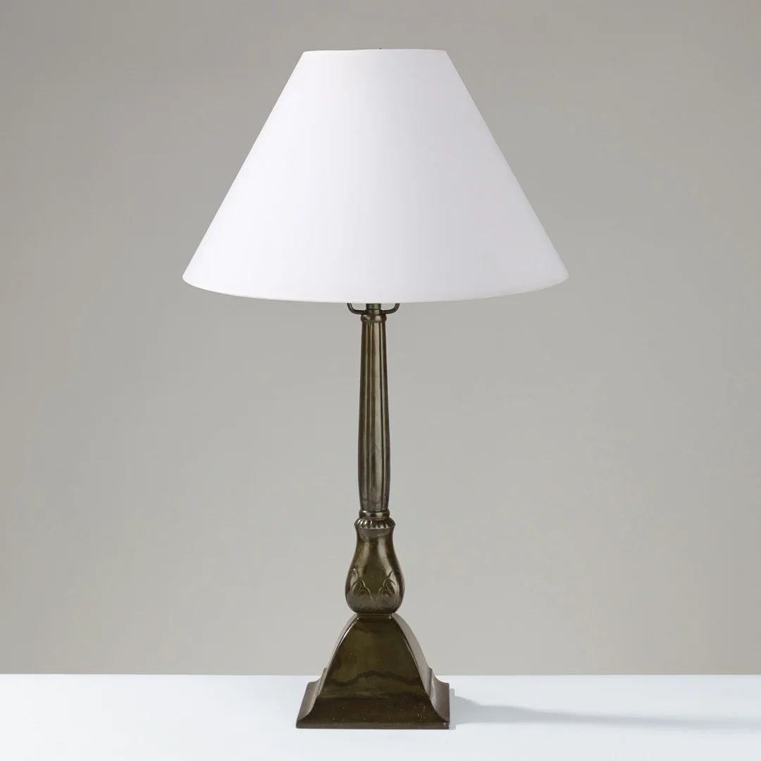 JUST ANDERSEN. Bordlampe af diskometal, Just Andersen, D57, Danmark, 1920'erne. — Table Lamps — Palsgaard Kunstauktioner
