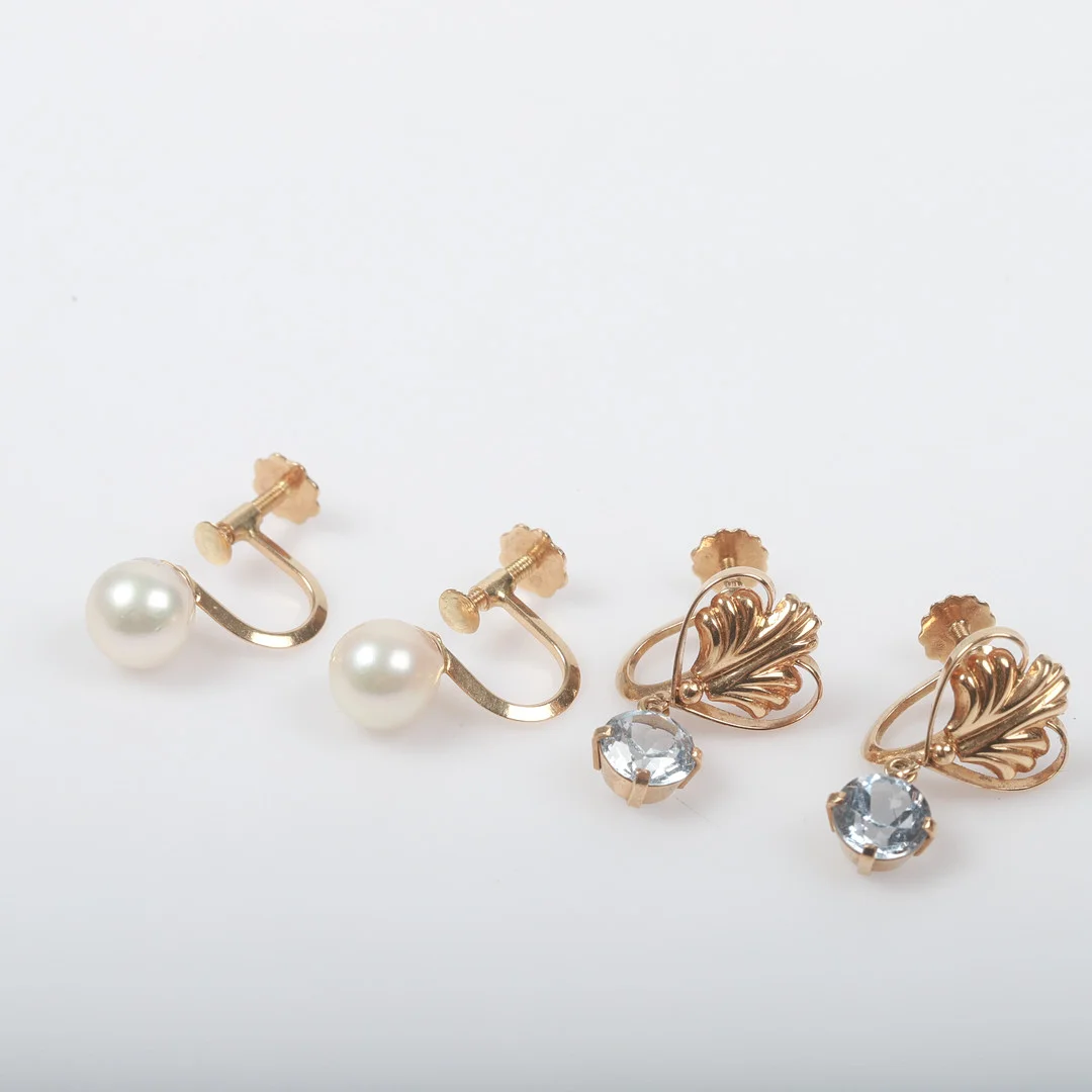 ÖRHÄNGEN, 2 par, 18 K guld med odlade pärlor och stenar. — Earrings — Helsingborgs Auktionskammare