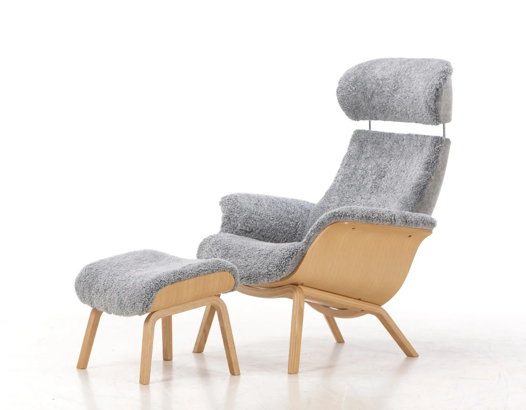 Jahn Aamodt for Conform: 'Timeout' armchair and footstool upholstered in lambskin (2) — Furniture/Lounge chairs — Lauritz