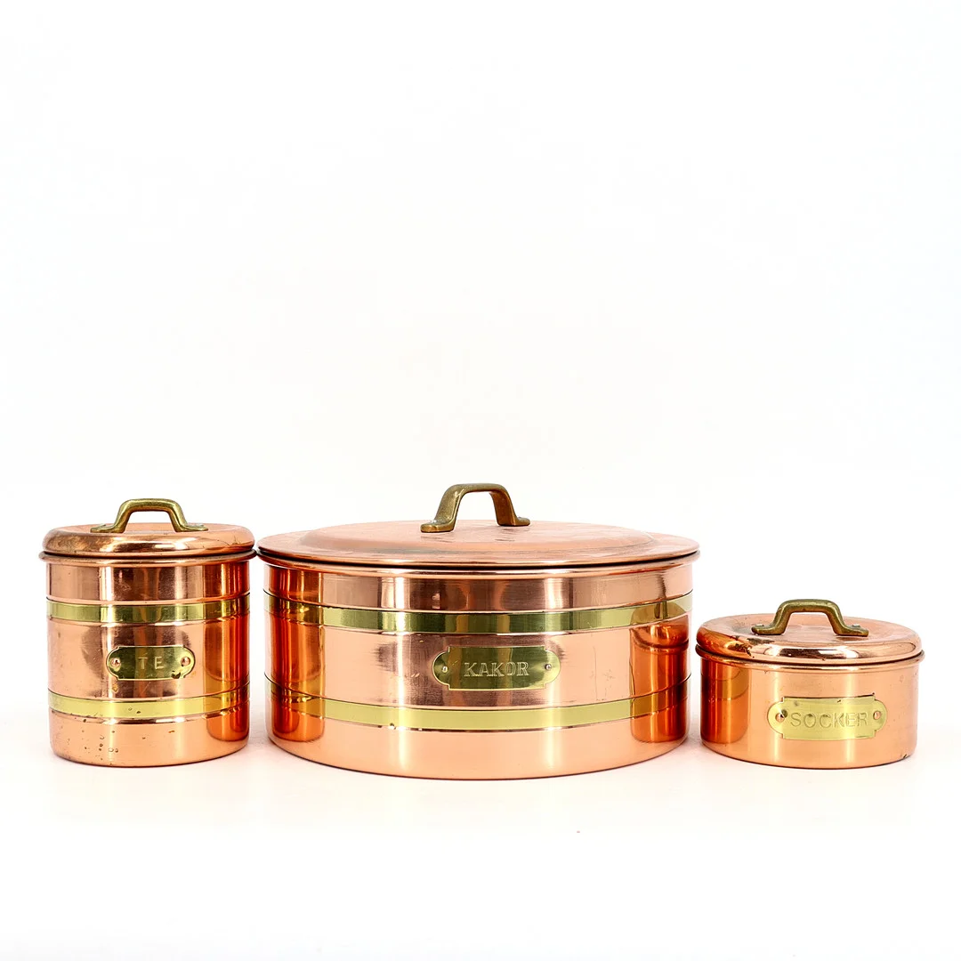 KRÖGARHUSET, köksburkar, 3 st. koppar, 2000-tal. — Pewter, Brass & Copper — Höganäs Auktionsverk