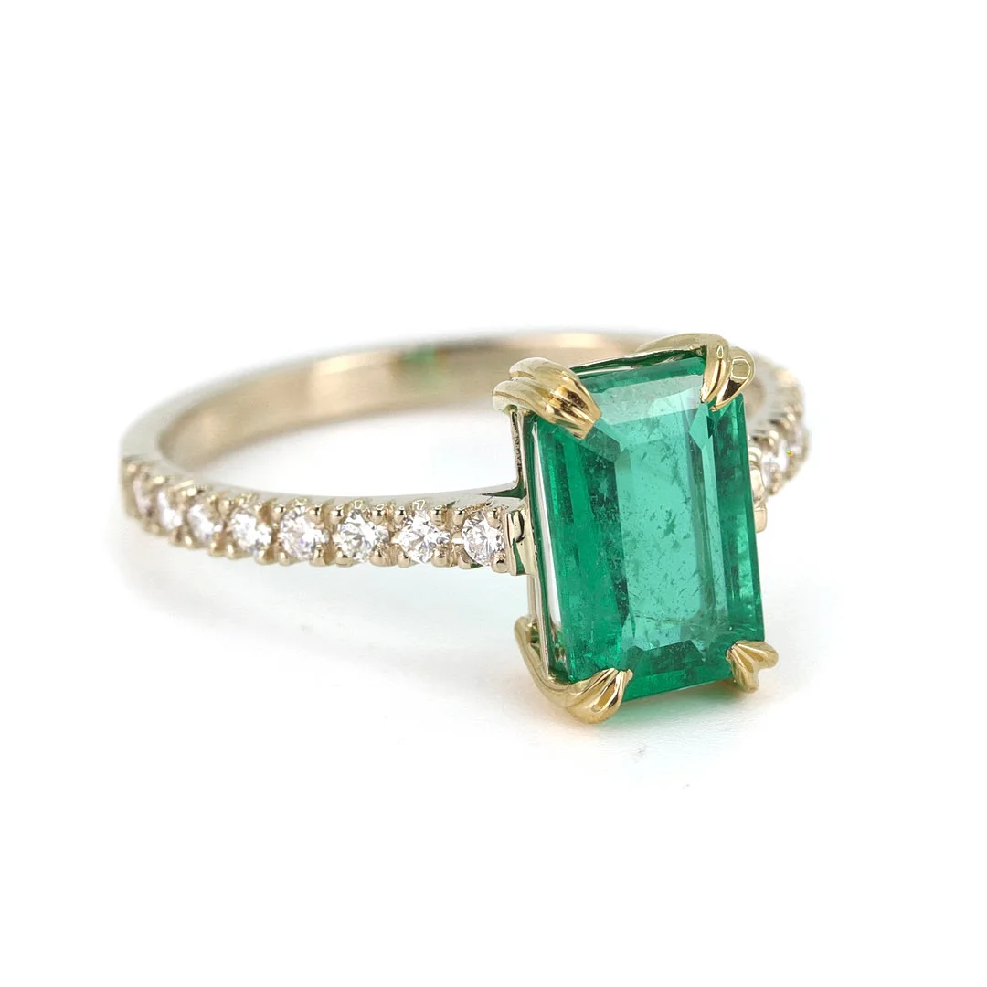 18CT GOLD EMERALD (2,77CT) & DIAMOND RING. — Rings — Chalkwell Auctions