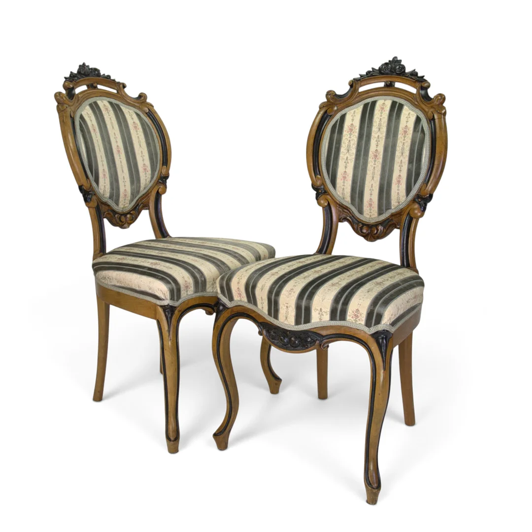STOLAR, ett par, rokokostil, valnötsfanér med skuret krön, ny tidsenlig textil, förra sekelskiftet. — Armchairs & Chairs — Höganäs Auktionsverk
