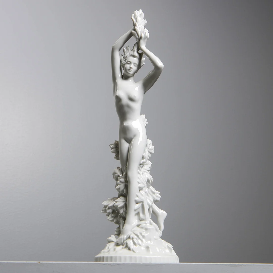 MICHAEL POWOLNY. "Daphne", porslin, Augarten, Österrike. — European — Formstad Auktioner