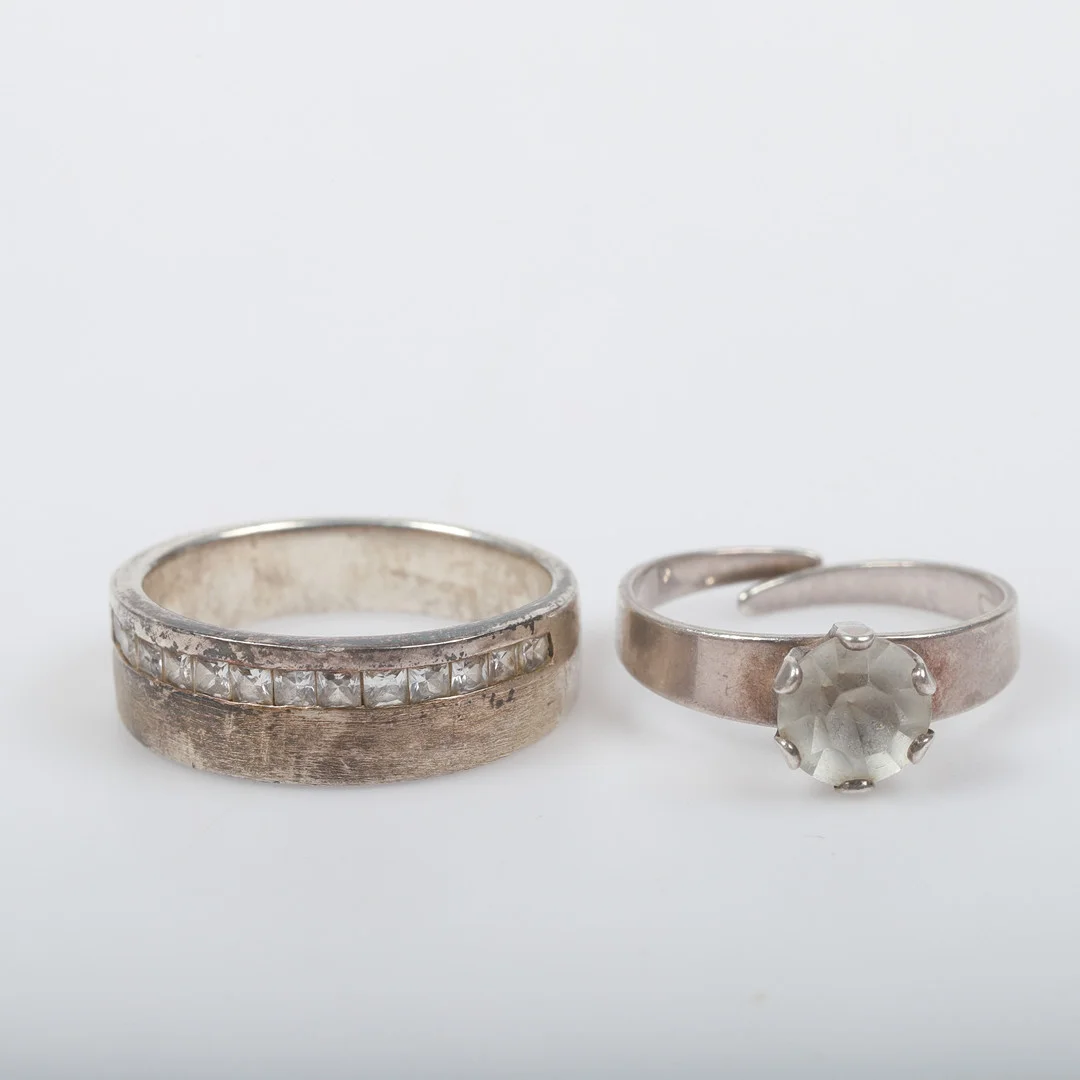 RINGAR, 2 stycken, sterlingsilver med fasettslipade stenar. — Rings — Helsingborgs Auktionskammare