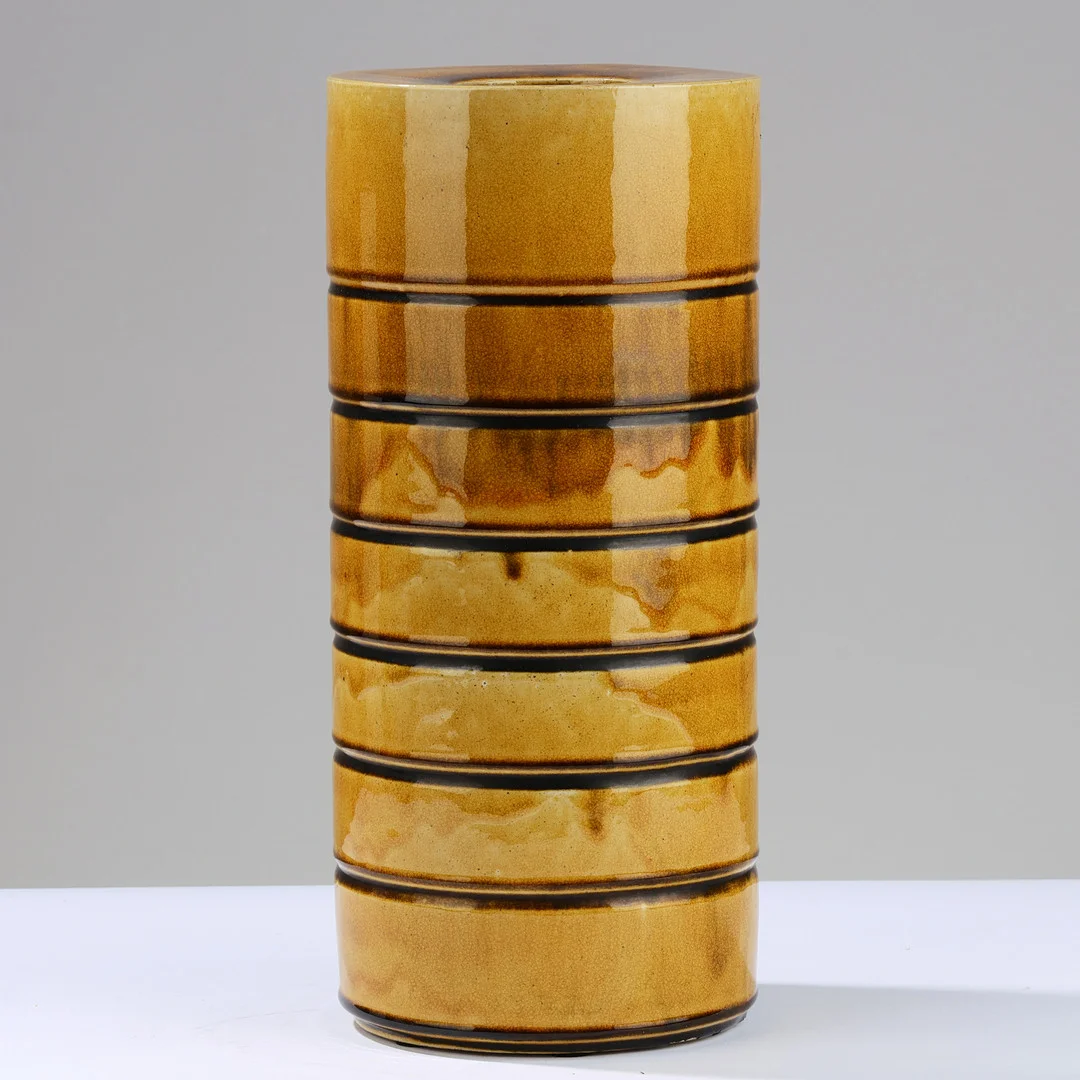 ALLAN SCHMIDT (1923-1989). Cylinderformet stentøjsvase med vandrette bånd glaseret i okkergule nuancer, Herman A. Kähler, Næstved, Danmark, 1960'erne. — Tableware — Palsgaard Kunstauktioner