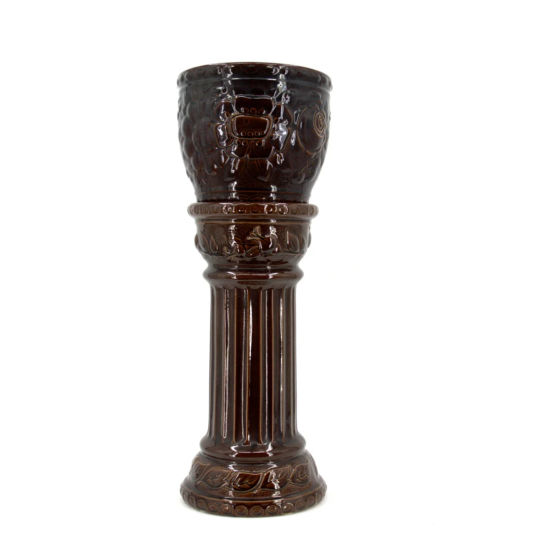 PIEDESTAL med YTTERFODER, 2 delar, kolonnformad piedestal med blommor och blad i relief, porslin, Tyskland, 1970-tal. — European — Höganäs Auktionsverk