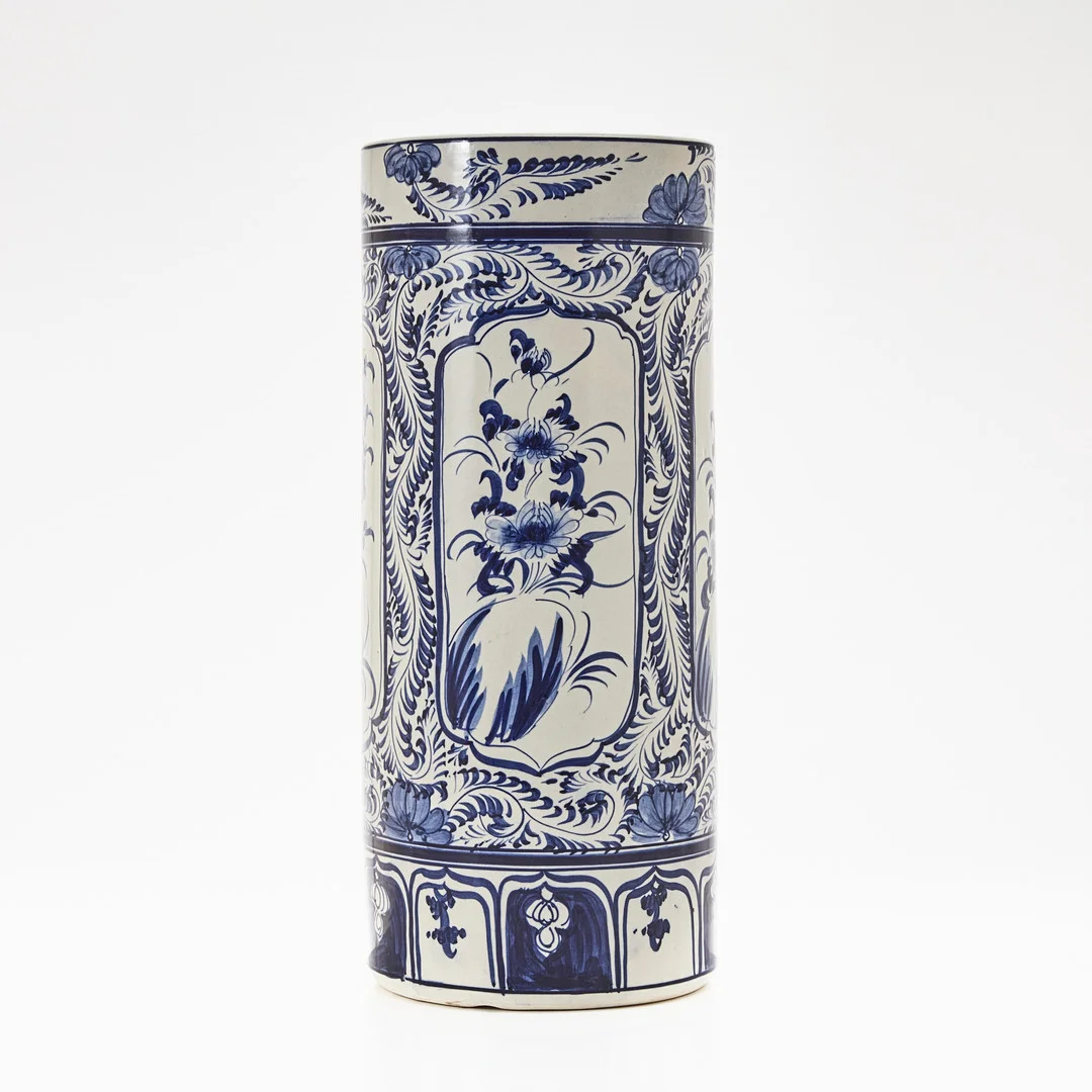 PARAPLYSTÄLL, porslin, kinesiserande stil, 1900-tal, dekor i underglasyrblått. — European — Stockholms Auktionsverk Magasin 5