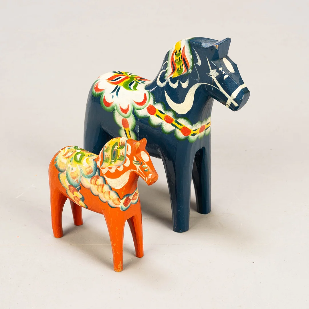 DALAHÄSTAR, Orsa, röd & blå, 1953 (2st). — Miscellaneous — Norrlands Auktionsverk