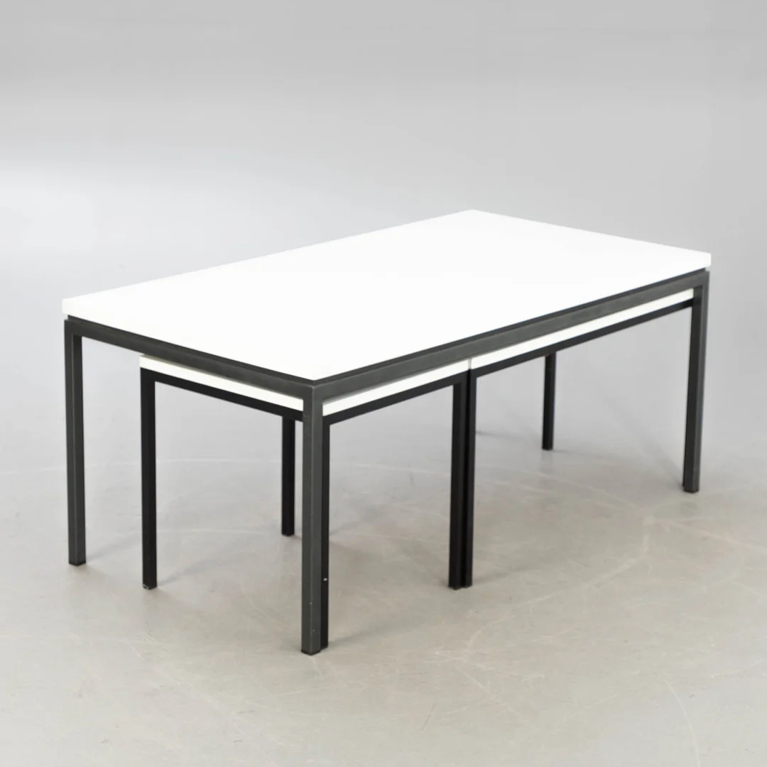 Drei Sofatische, weißes Laminat, 1970er Jahre (3). — Coffee Tables — Stockholms Auktionsverk Hamburg