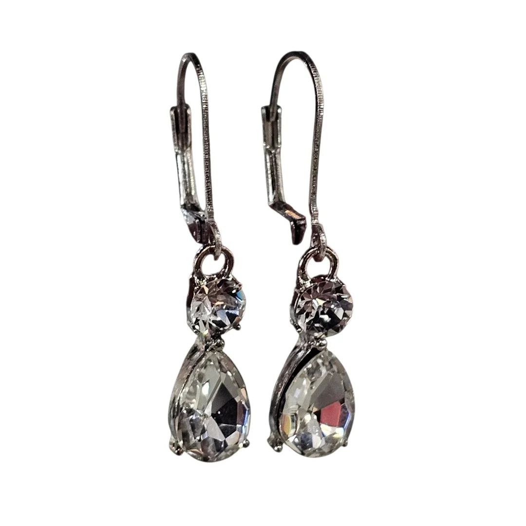 Pendientes en metal plateado con cristales facetados. — Earrings — Arce Auctions