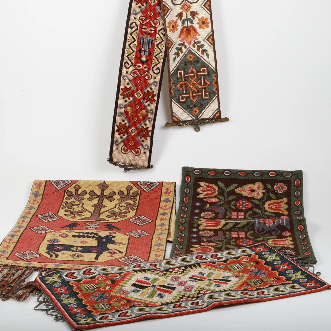 VÄGGBONADER, 5 stycken, 1900-tal. — Textiles — Helsingborgs Auktionskammare