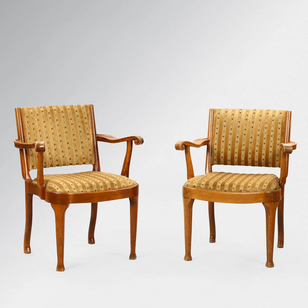 THORVALD JØRGENSEN (1867-1946). Et par armstole med stel af bejdset lakeret bøg, Danmark , ca. 1915-20'erne (2). — Armchairs & Chairs — Palsgaard Kunstauktioner