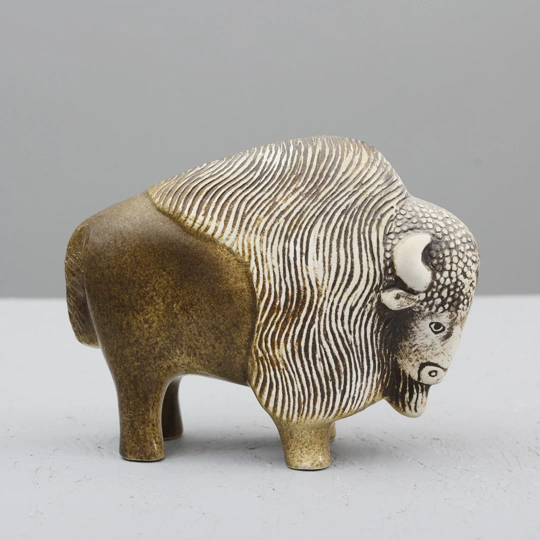 LISA LARSON. Figurin,Stengods."Visent", Bisonoxe. Tillverkad i 2000 exemplar, såld på NK för WWF. — European — Södermanlands Auktionsverk