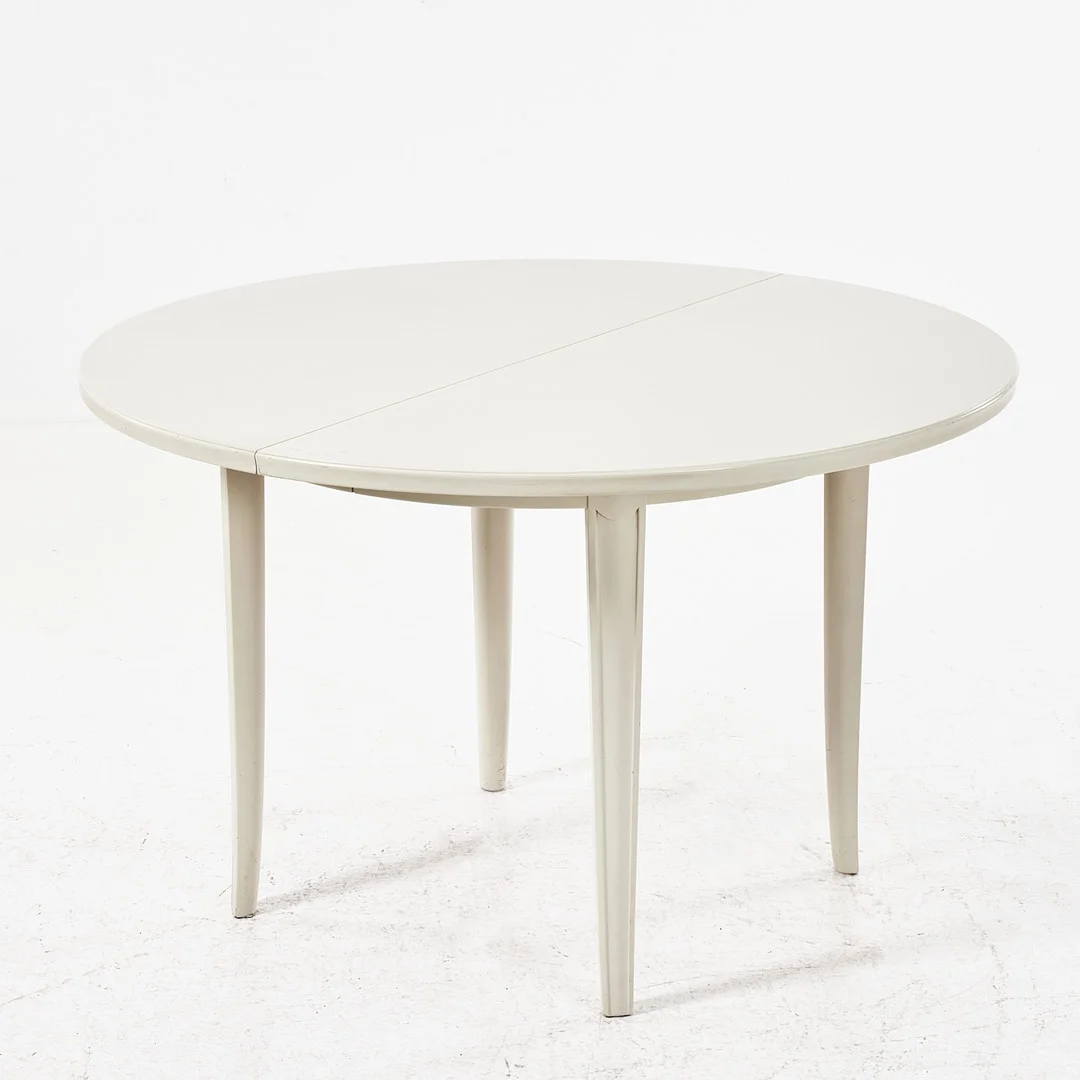 CARL MALMSTEN. Matbord, "Juni" med två iläggsskivor, varav en med sarg, brännmärkt CM. — Dining tables — Stockholms Auktionsverk Magasin 5