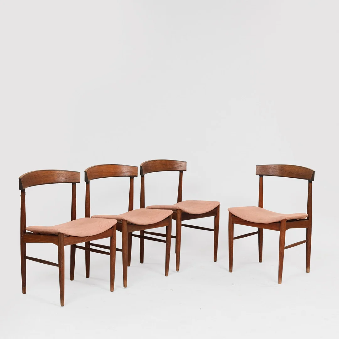 Sæt på fire stole med stel af palisander, sæder betrukket med rosafarvet tekstil, antageligt dansk møbelproducent, Danmark, ca. 1960'erne, (4). — Armchairs & Chairs — Palsgaard Kunstauktioner