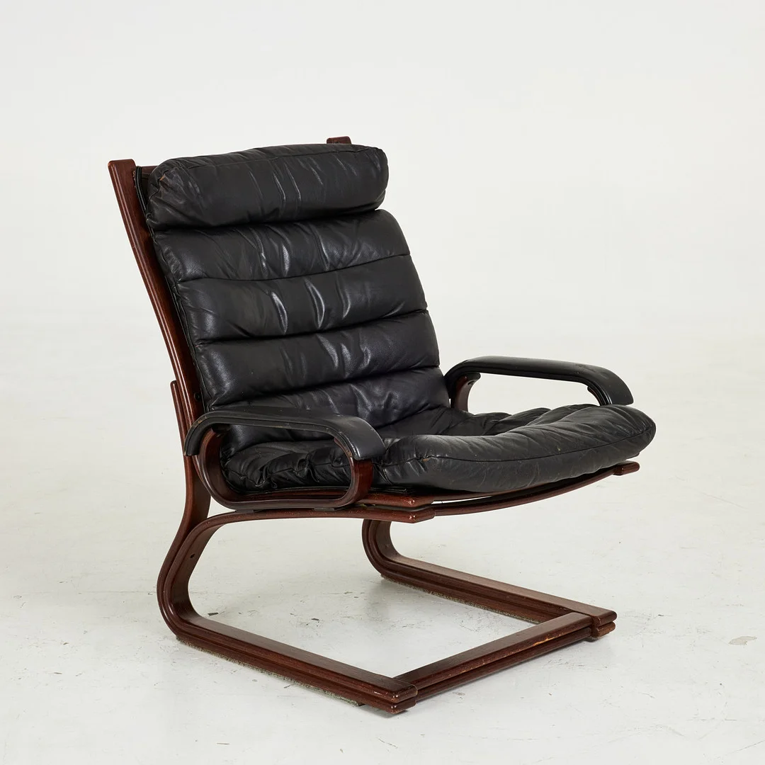 FÅTÖLJ, mörkbetsad stomme, läderklädsel, Thams, A/S Vejen Polstermobelfabrik, Danmark, 1900-talets senare hälft. — Armchairs & Chairs — Stockholms Auktionsverk Sickla