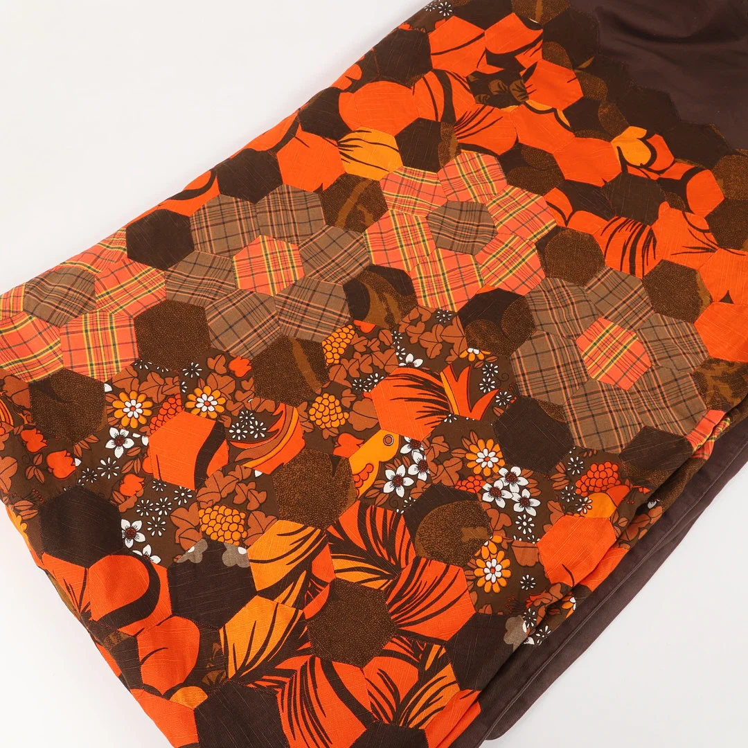 LAPPTÄCKE/ÖVERKAST, bomull, 1970-tal. — Textiles — Helsingborgs Auktionskammare