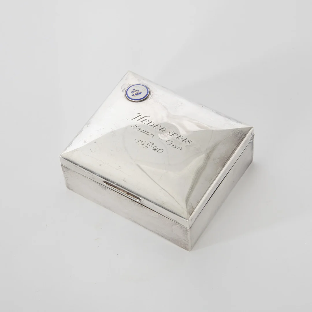 SILVERSKRIN MED LOCK 1920, U.P.A ”Hederspris Sthlm-Gbg”. — Silver — Auktionsverket Engelholm