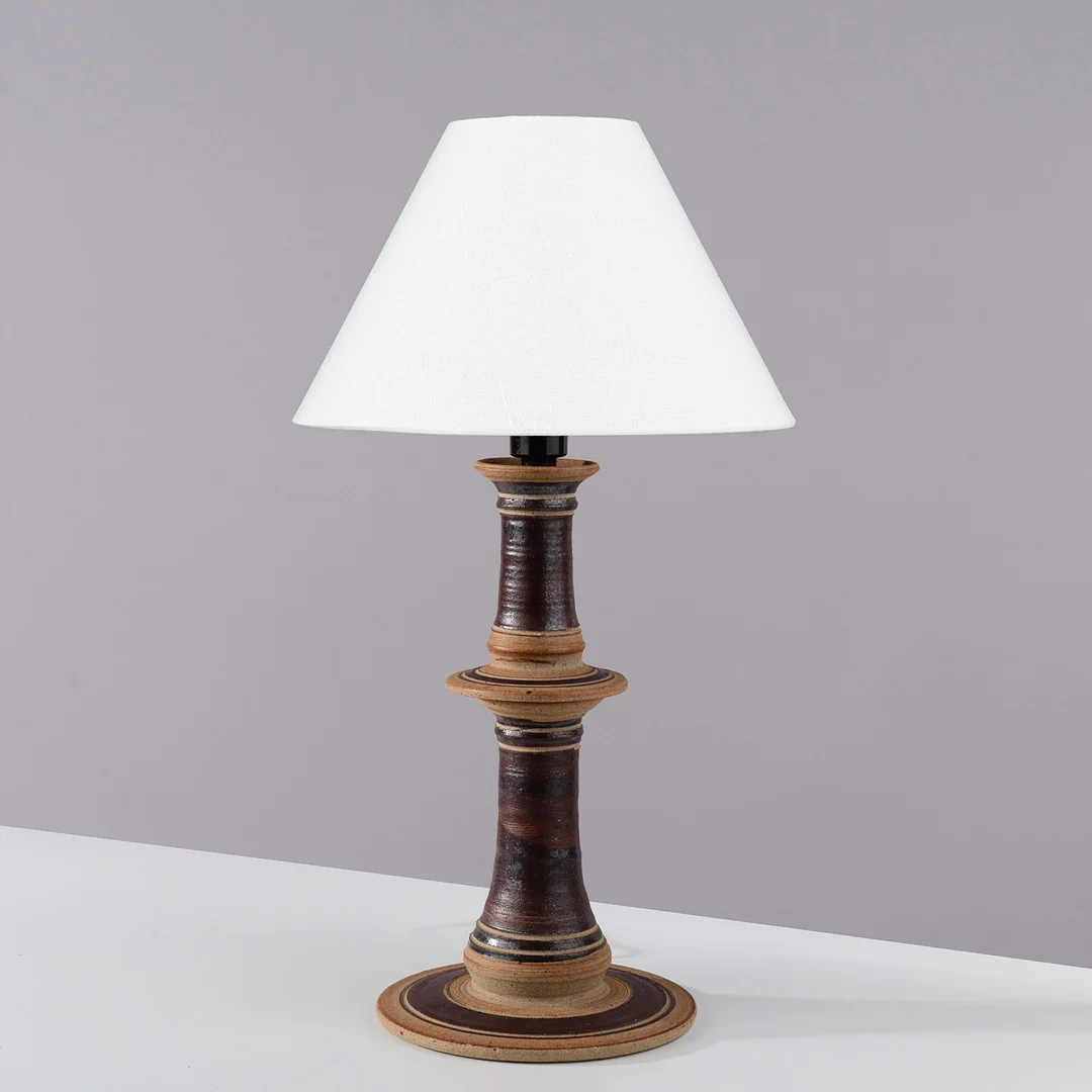 TUE POULSEN (1939-2026). Bordlampe af hånddrejet stentøj delvist glaseret i brune nuancer, eget værksted i Fårevejle, Danmark, 1960/70'erne. — Table Lamps — Palsgaard Kunstauktioner