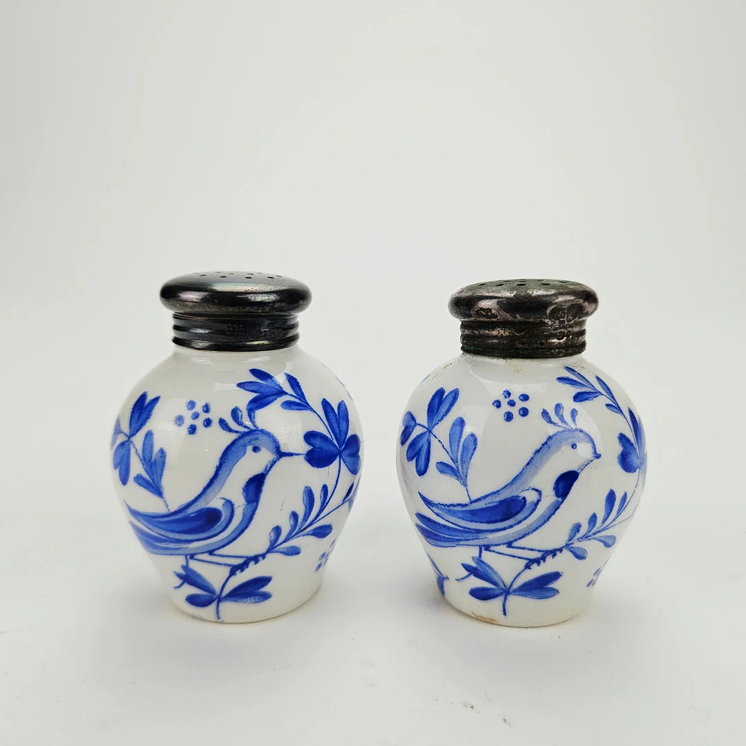 SALT- OCH PEPPARKAR, keramik och silver, Rosenthal, Tyskland. — European — Auktionshuset Thörner & Ek