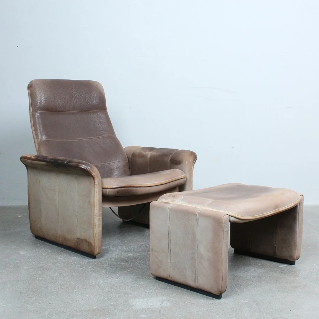 DE SEDE. Sessel mit Ottomane, Modell 'DS-50', Leder, Schweiz, 1970er Jahre. — Armchairs & Chairs — Stockholms Auktionsverk Düsseldorf/Neuss