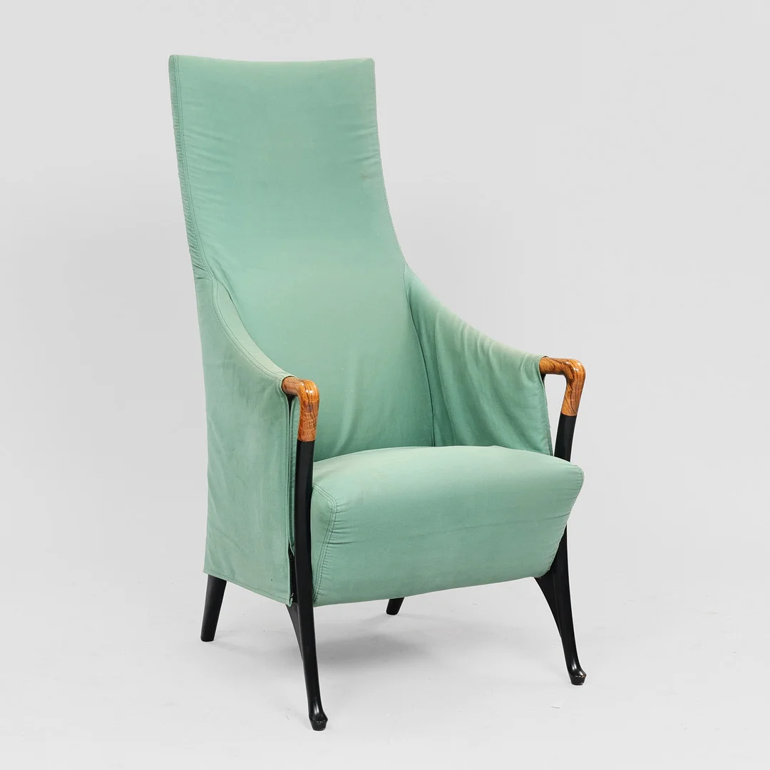 UMBERTO ASNAGO. “Progetti”, højrygget lænestol med stel nøddetræ, sæde og ryg betrukket med blåt møbelstof, Giorgetti, Italien, ca. 1980'erne. — Armchairs & Chairs — Palsgaard Kunstauktioner