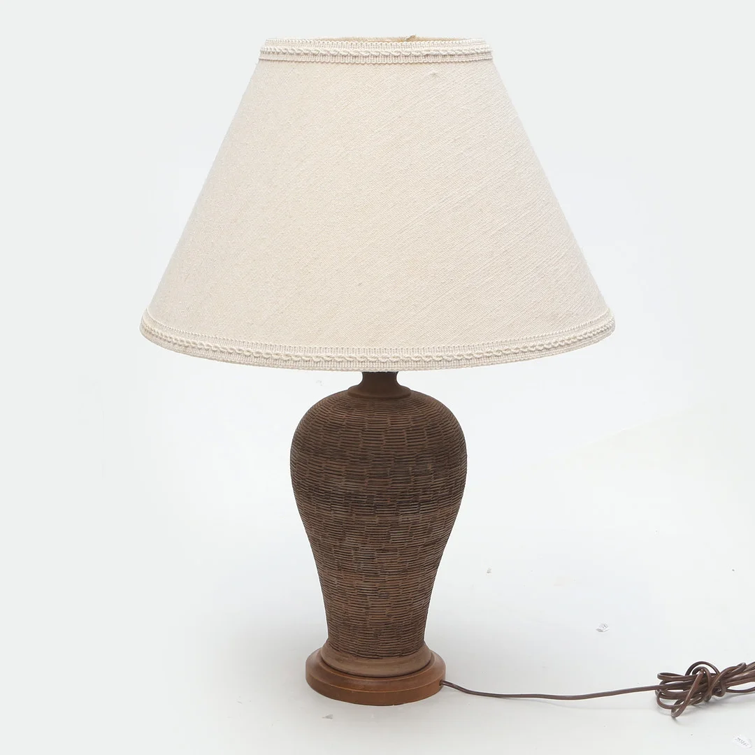 BORDSLAMPA, keramik, med träfot. — Table Lamps — Kalmar Auktionsverk