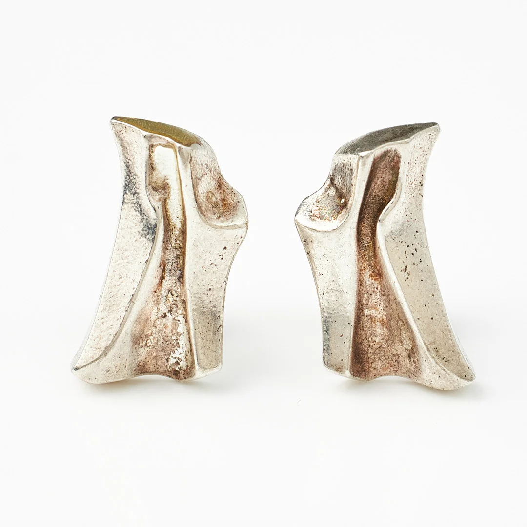 BJÖRN WECKSTRÖM. Örhängen, 1 par, sterlingsilver, vågig form, Lapponia, Finland, årsindex saknas. — Earrings — Stockholms Auktionsverk Magasin 5