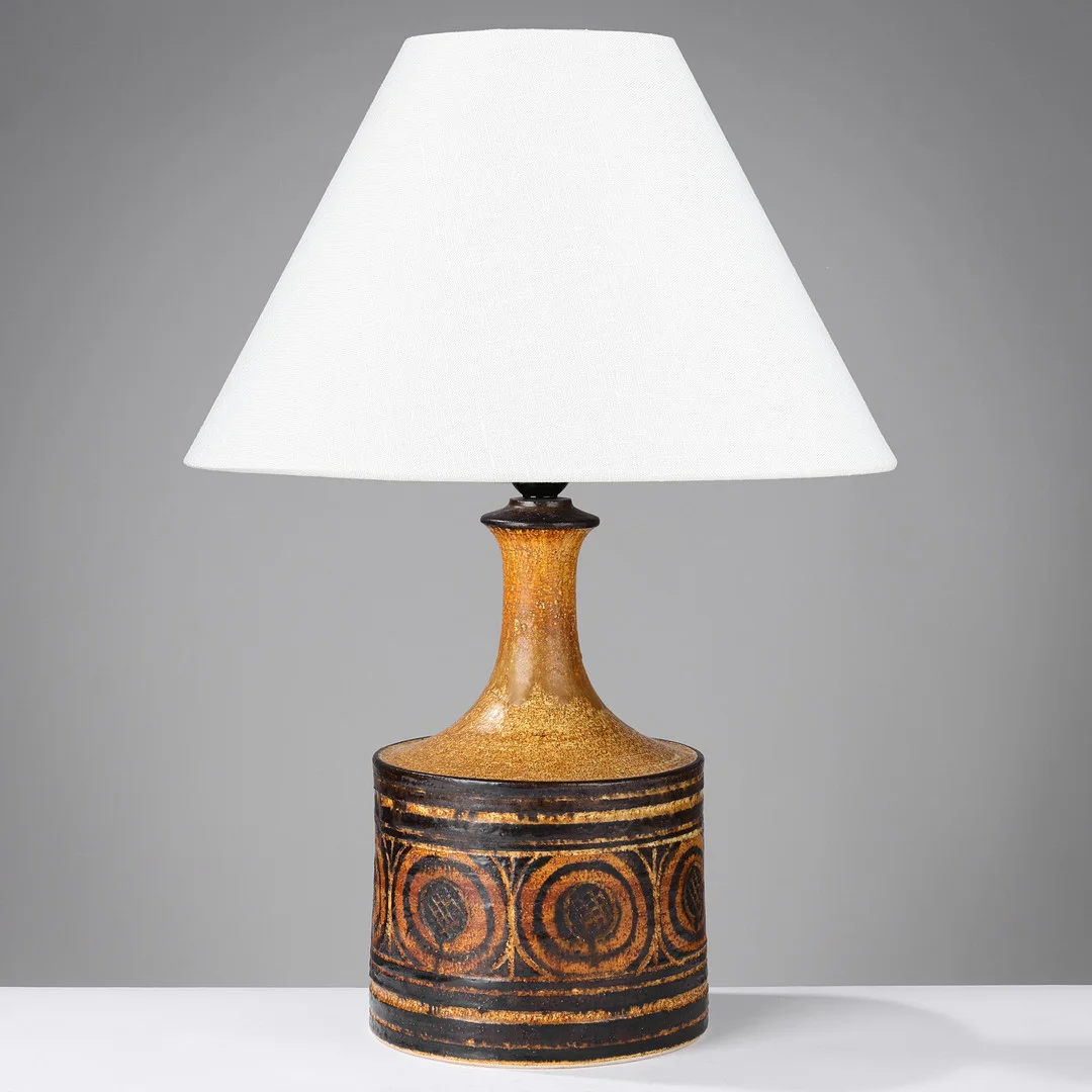JETTE HELLERØE (F.1940). Bordlampe af glaseret keramik udsmykket med runde mønstre, Danmark, 1970'erne. — Table Lamps — Palsgaard Kunstauktioner