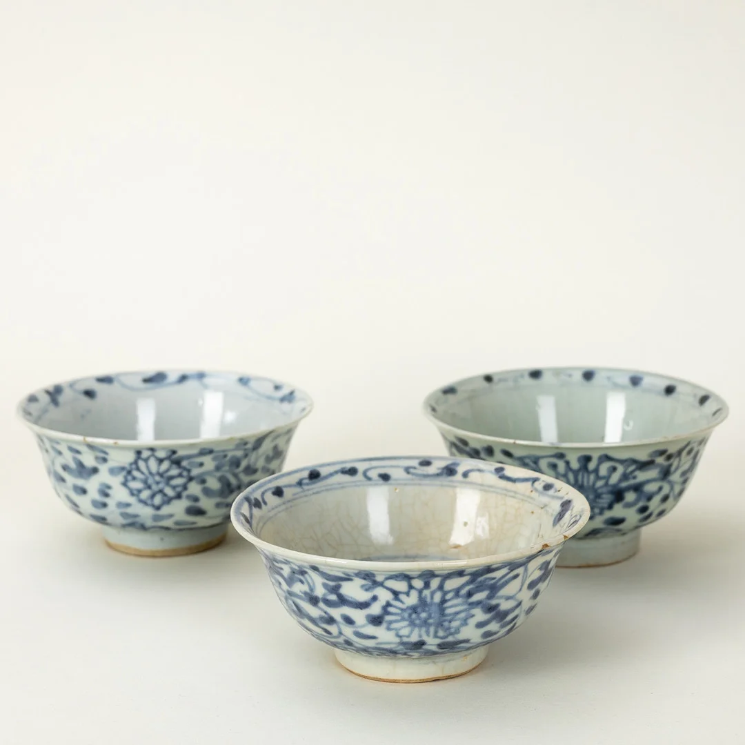 3 blau-weiße Kummen. — Ceramics & Porcelain — Stockholms Auktionsverk Hamburg