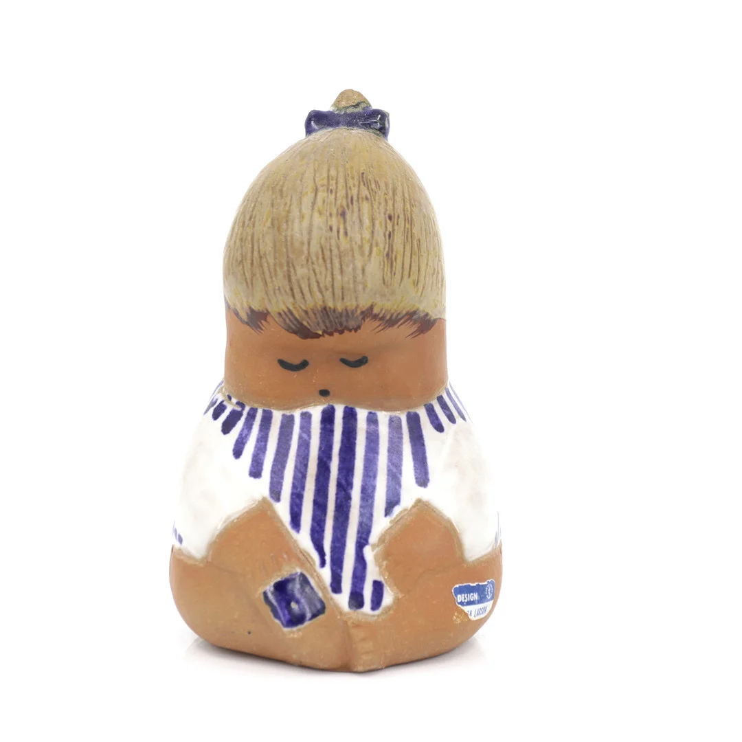 LISA LARSON. Figurin, "Johanna" ur serien "Larsons Ungar", stengods, etikettmärkt, Gustavsberg. — European — Höganäs Auktionsverk