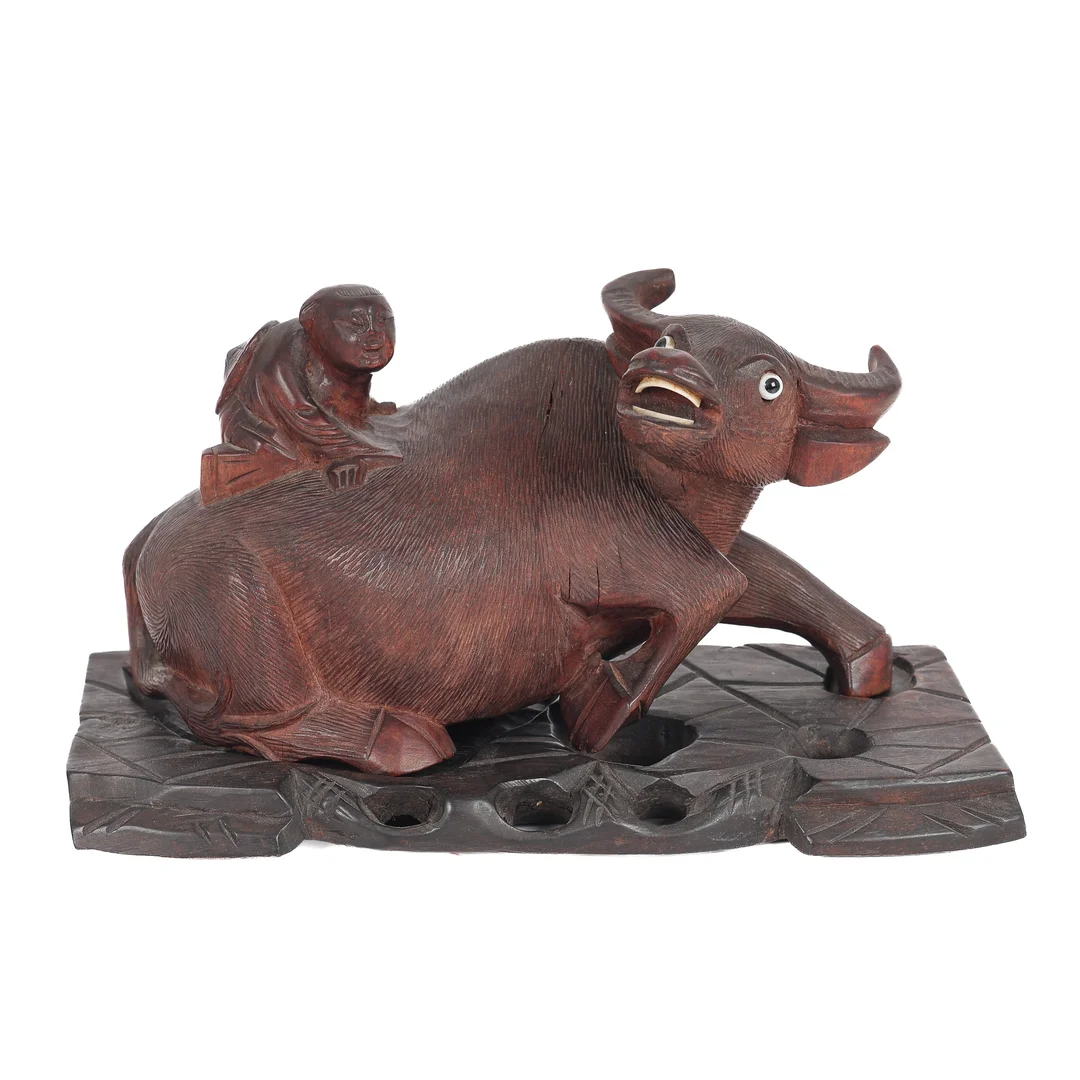 Chinese woodcarver, 2nd half of the 18th century: Yak ox with riding figure. Circa 1880 — Hobby and collectibles/Asian art — Lauritz