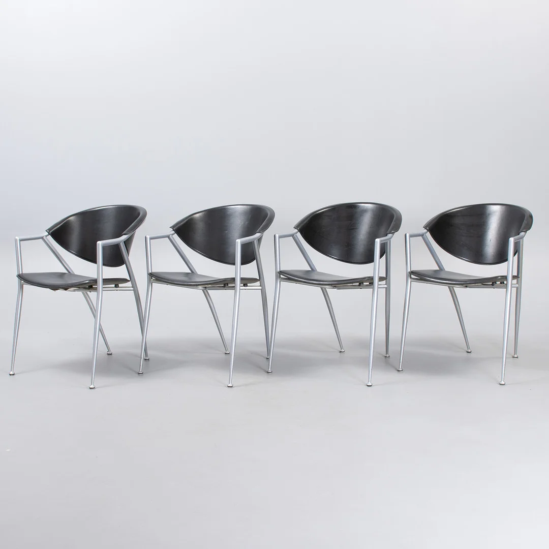 ITALIENSK DESIGN Sæt af fire stole, sort læder på grålakeret metalramme. Calligaris. 1980'erne (4). — Armchairs & Chairs — Sørensen Auktioner