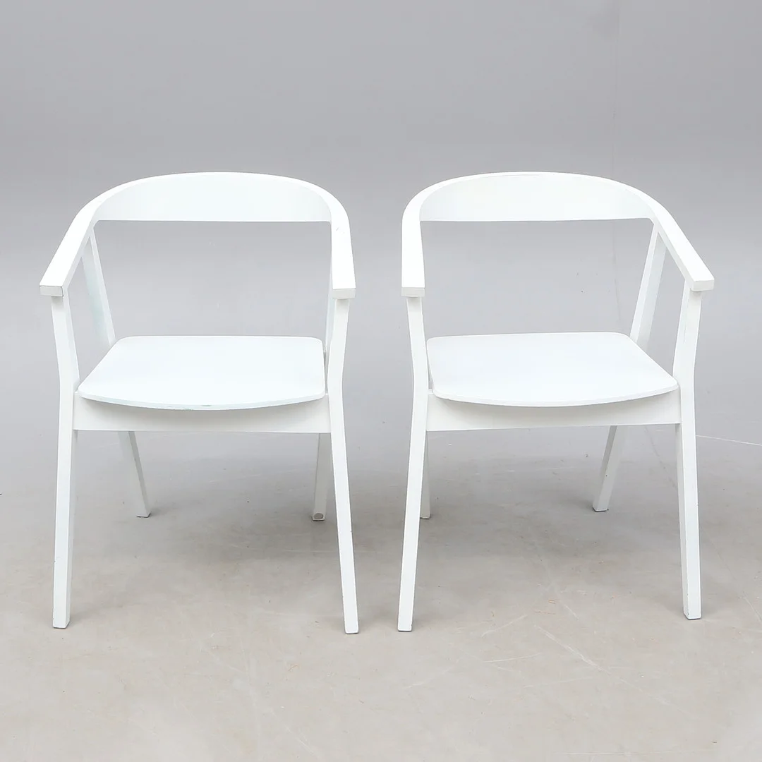 KARMSTOLAR 2 st, vita. — Armchairs & Chairs — Kalmar Auktionsverk