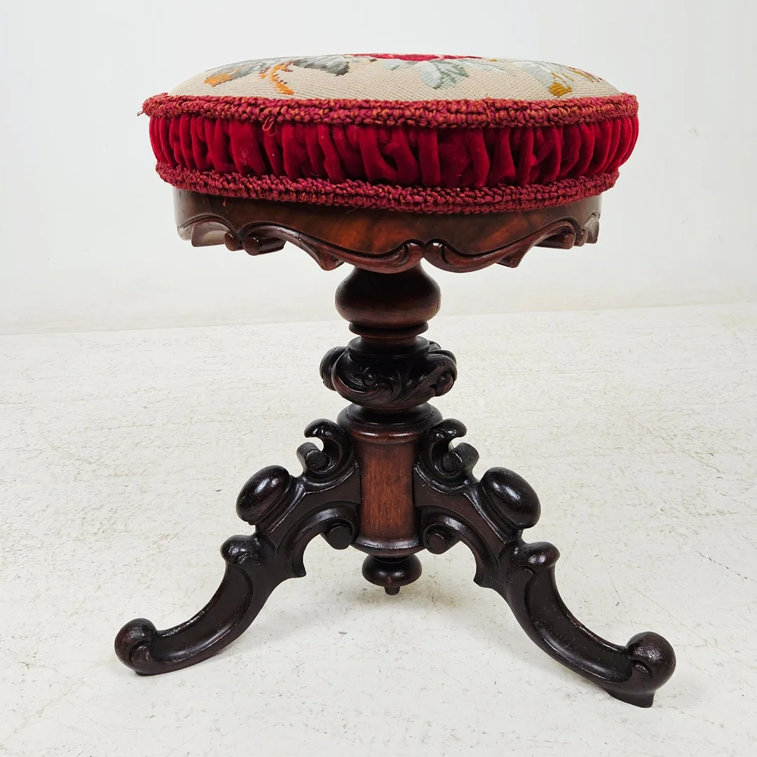 SNURRPALL, nyrokoko, 1800-talets andra hälft. — Armchairs & Chairs — Auktionshuset Thörner & Ek