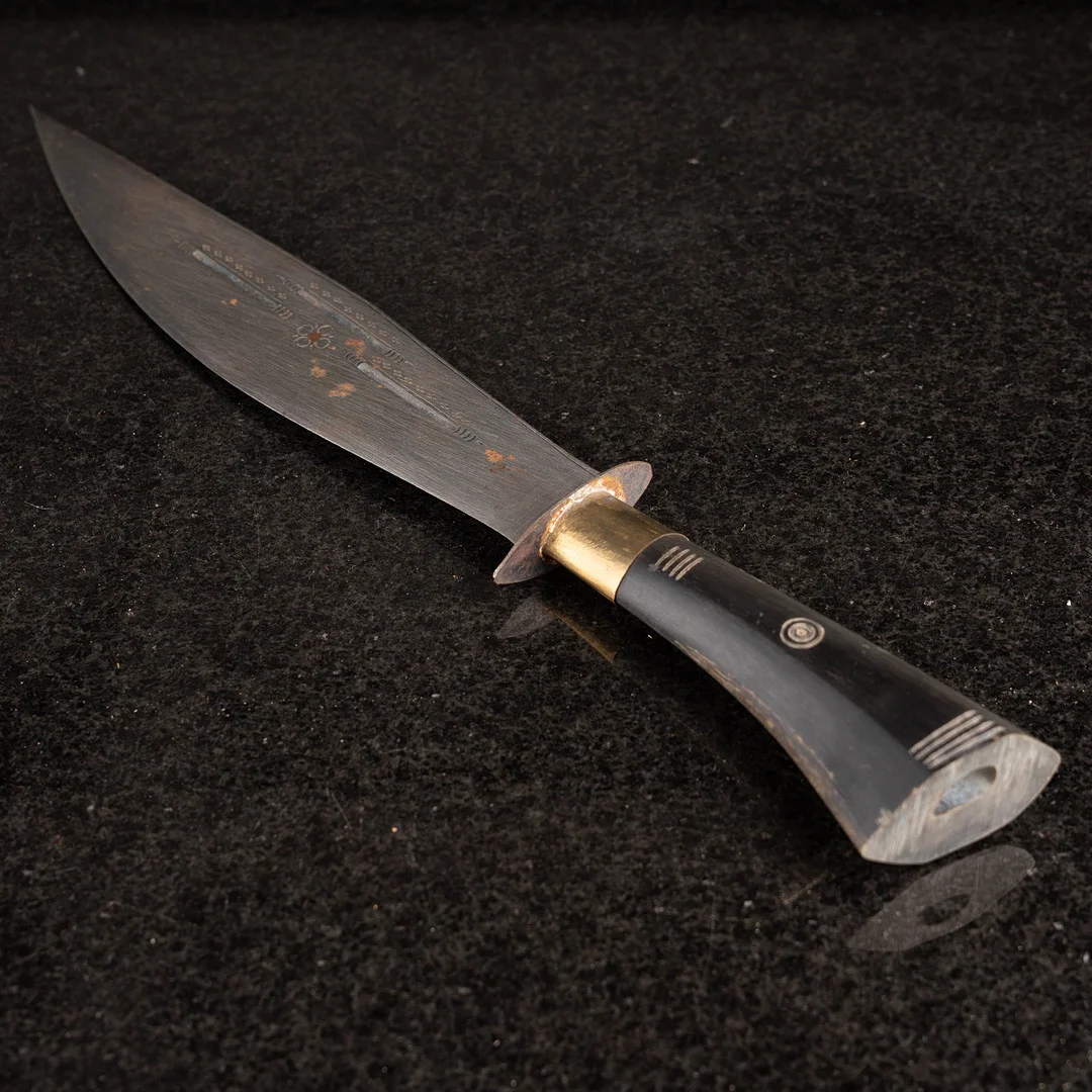 KNIV / BOWIE. Troligtvis orientalisk, daterad: 1894. — Edged weapons — Norrlands Auktionsverk